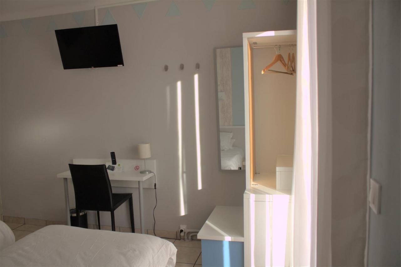 Logis Hotel Le Clement V Roquemaure  Exterior photo