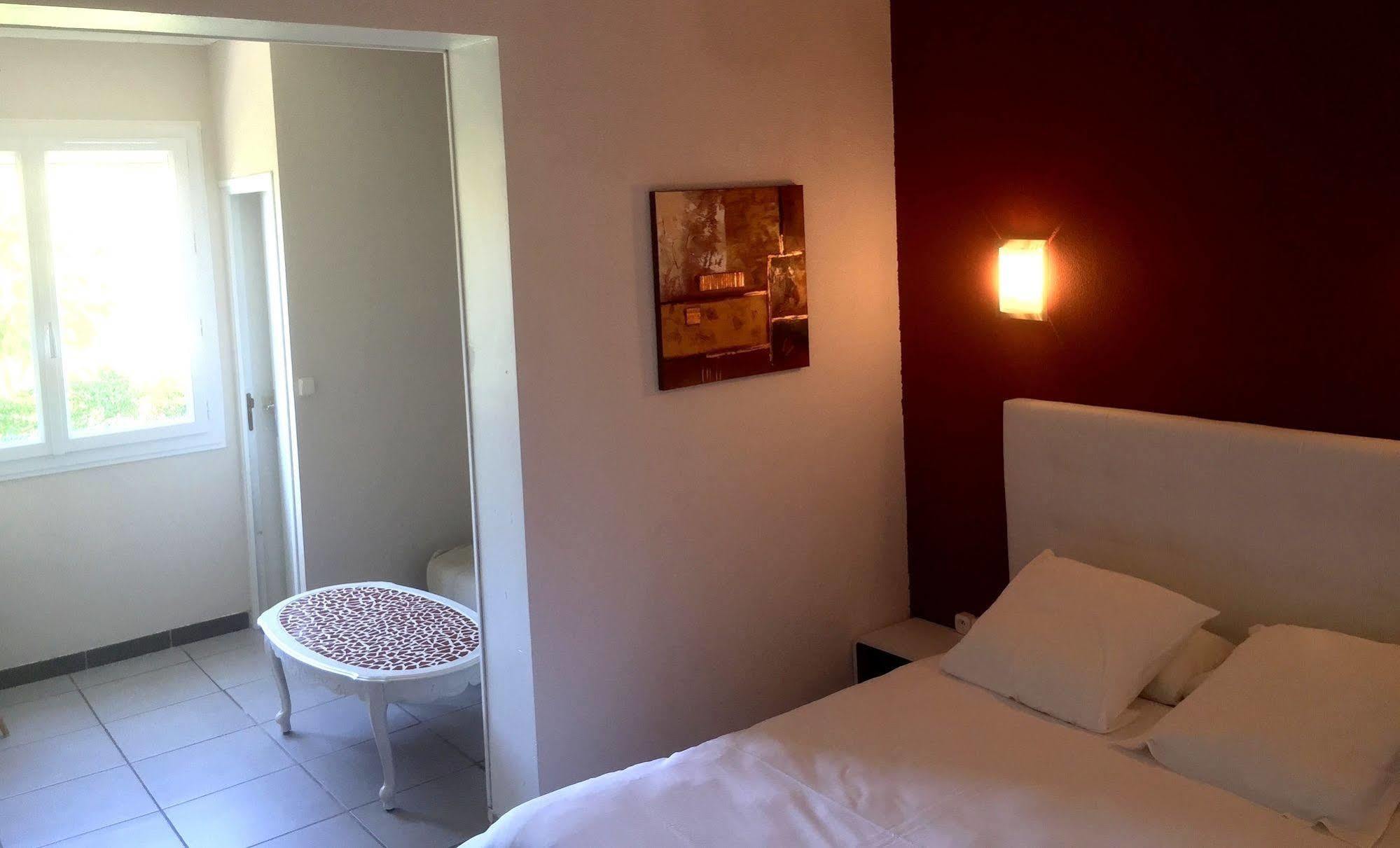 Logis Hotel Le Clement V Roquemaure  Exterior photo
